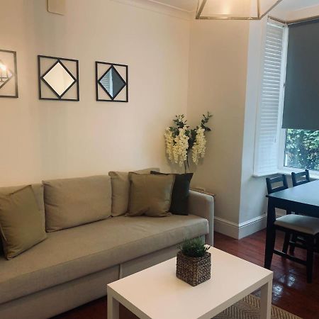 Unique 2 Bedroom Apartment In London/ Excel / Olympic City Close To Central Line Tube Station With Gated Parking Space מראה חיצוני תמונה