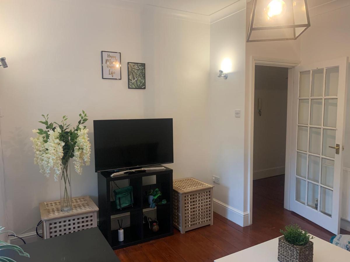 Unique 2 Bedroom Apartment In London/ Excel / Olympic City Close To Central Line Tube Station With Gated Parking Space מראה חיצוני תמונה