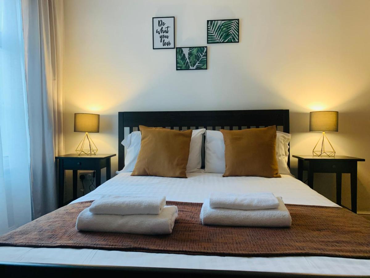 Unique 2 Bedroom Apartment In London/ Excel / Olympic City Close To Central Line Tube Station With Gated Parking Space מראה חיצוני תמונה