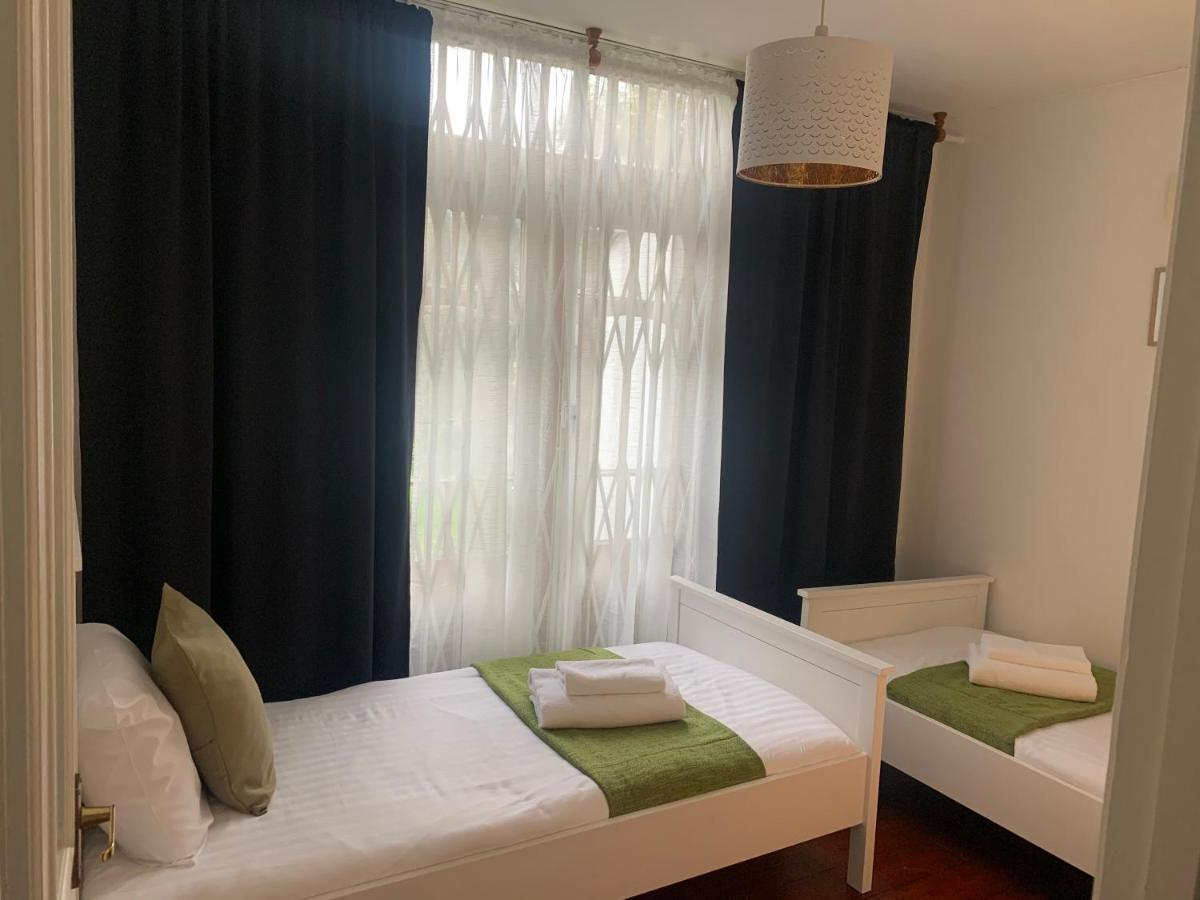 Unique 2 Bedroom Apartment In London/ Excel / Olympic City Close To Central Line Tube Station With Gated Parking Space מראה חיצוני תמונה